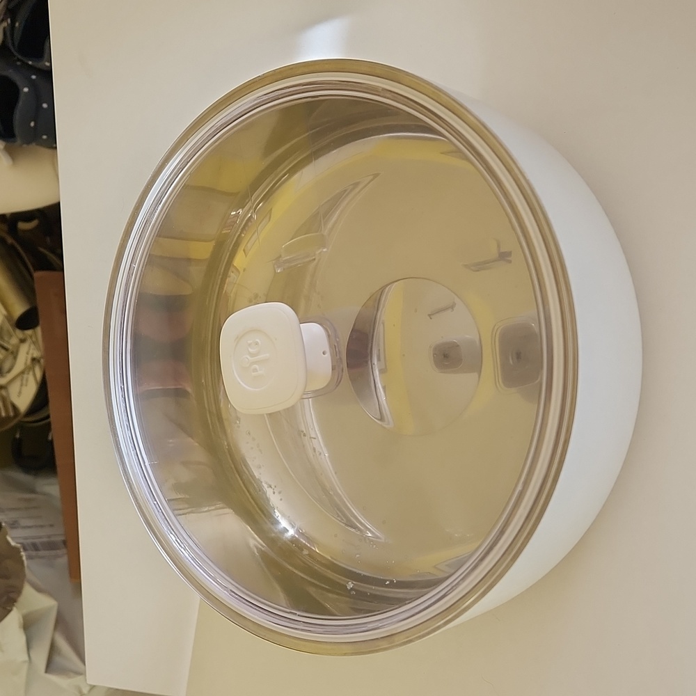 Pampered Chef 2.5 qt. Insulated Serving Bowl.